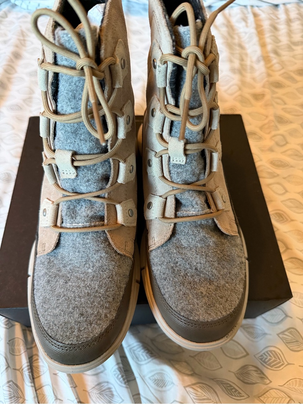 Sorel women’s Gray and Tan Lace-Up Winter Boots size 9